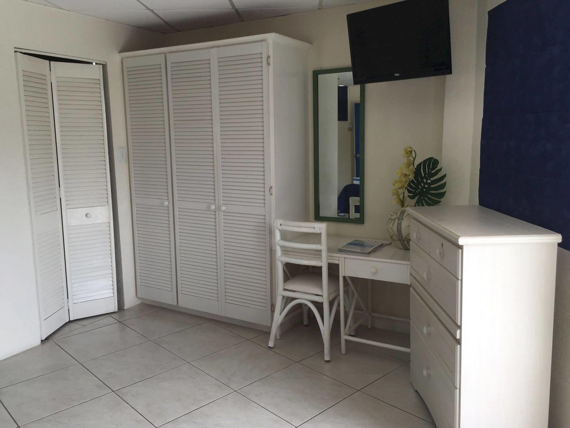 Southern Surf Beach Apartments Rockley Exterior foto